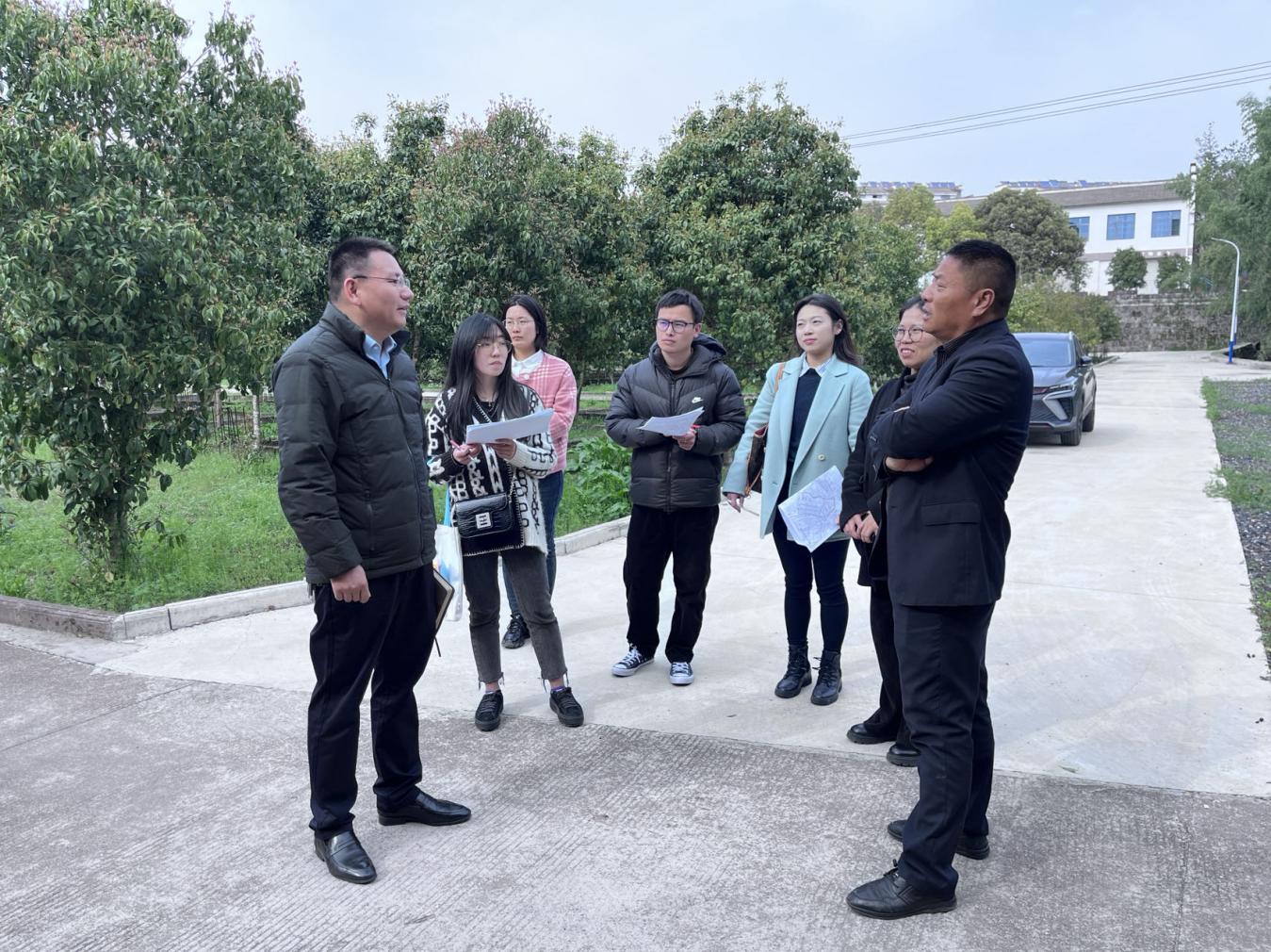 深入鳳霞走訪調(diào)研，助推基金小村項(xiàng)目